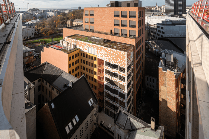 Kristian Augusts gate 13 er et av prosjektene fagrådgiver Erlend Seilskjær i FutureBuilt skal snakke om på seminaret. Utbygger er Entra, arkitekt er MAD. Foto: Kyrre Sundal/MAD arkitekter